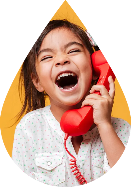 Petite fille au téléphone