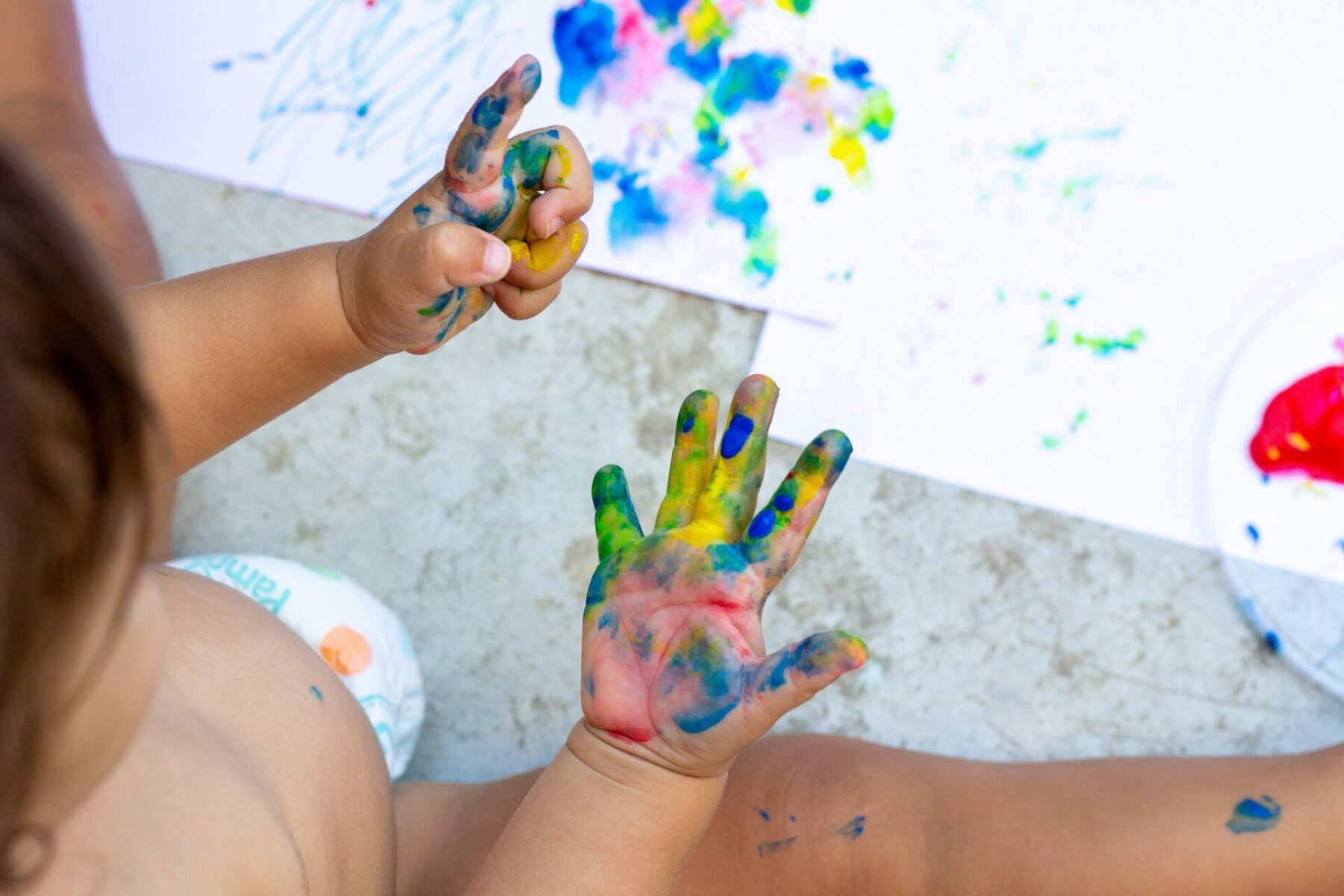 Bébé et l'art en crèche