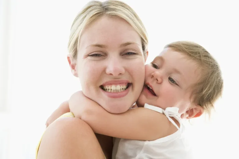 À quel âge bébé fait-il des câlins ?
