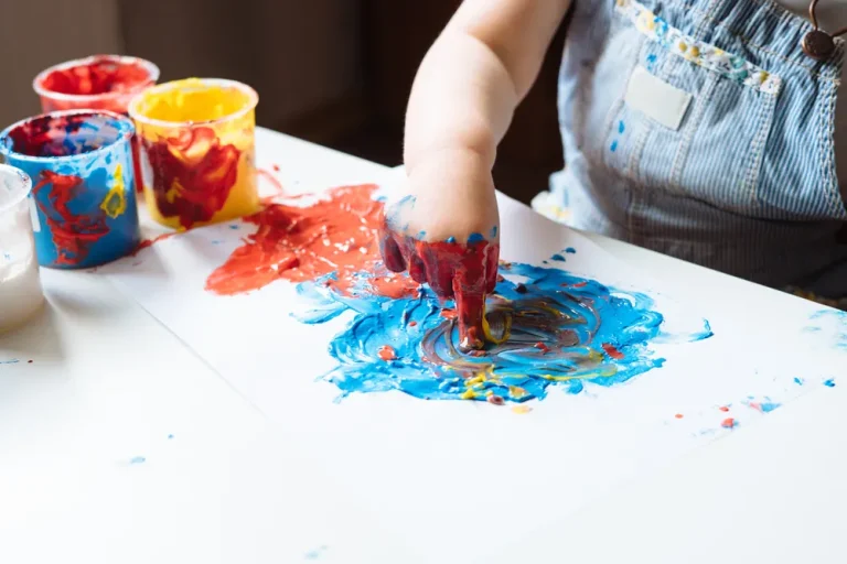 Les bienfaits de l’activité peinture au doigt en crèche