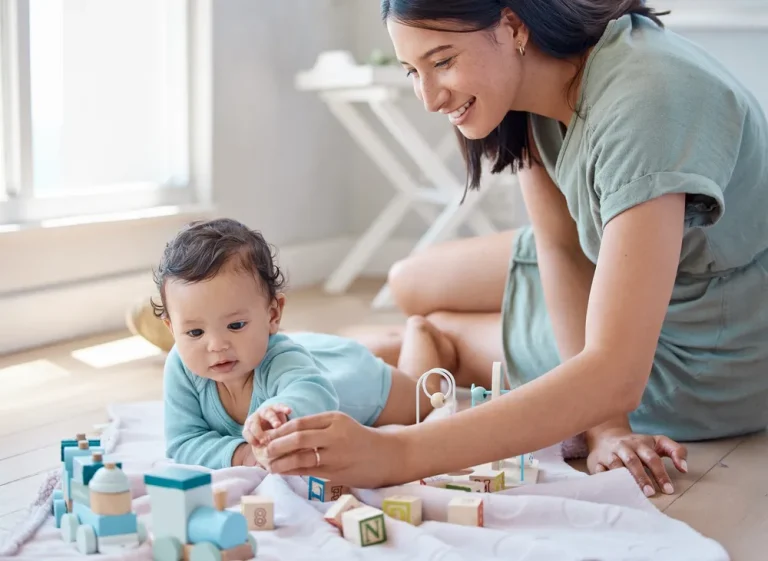 Activité semoule en crèche pour apprendre en s’amusant