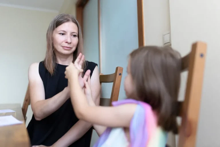 La communication gestuelle associée à la parole chez l’enfant