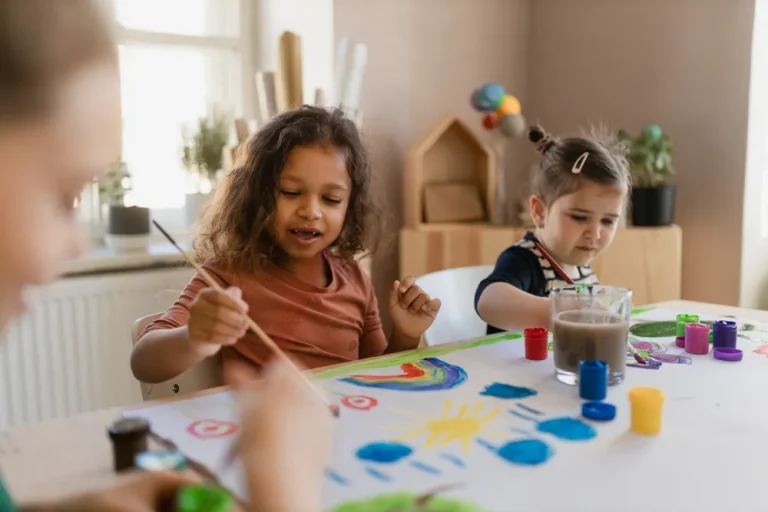 L’art en crèche : comment éveiller la créativité des enfants ?