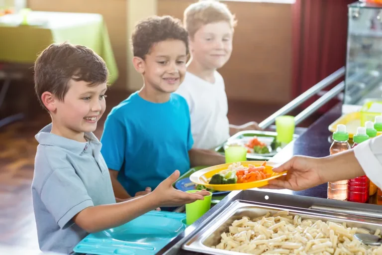 Le repas en crèche : les éléments clés