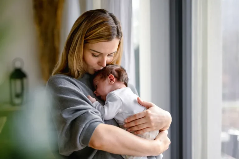 Les bienfaits des câlins pour bébé