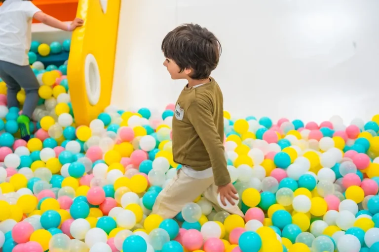 Qu’est-ce que l’éveil sensoriel en crèche ?