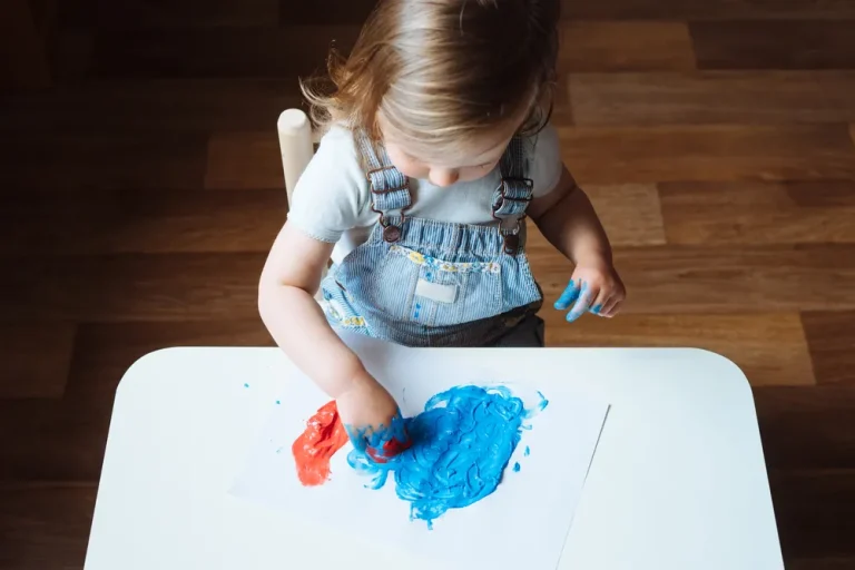 La peinture propre : activité sensorielle en crèche pour le CAP AEPE EP1