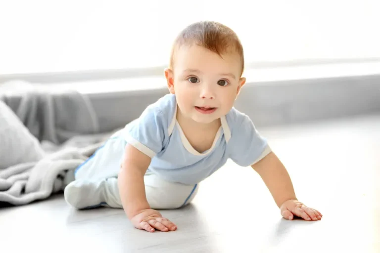 À quel âge bébé commence à ramper ?