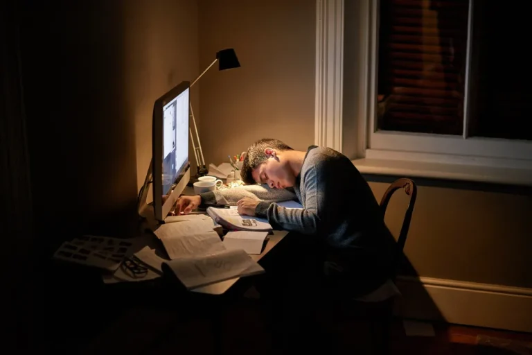 Qu’est-ce que la dette de sommeil : dangers et solutions