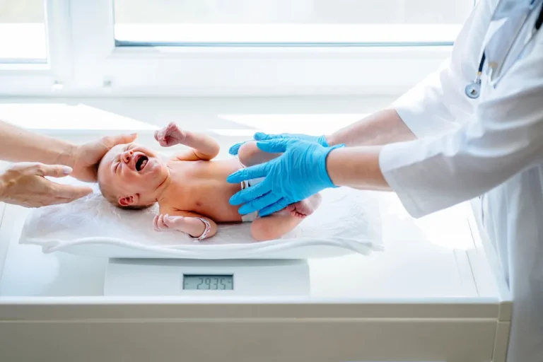 Poids moyen d’un bébé à la naissance et évolution mois par mois