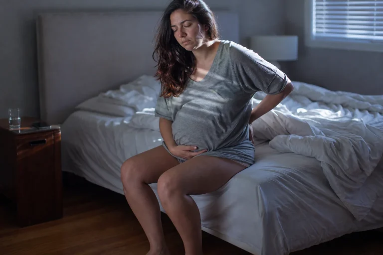 Douleur au ventre pendant la grossesse : causes, comment la soulager et quand s&rsquo;inquiéter